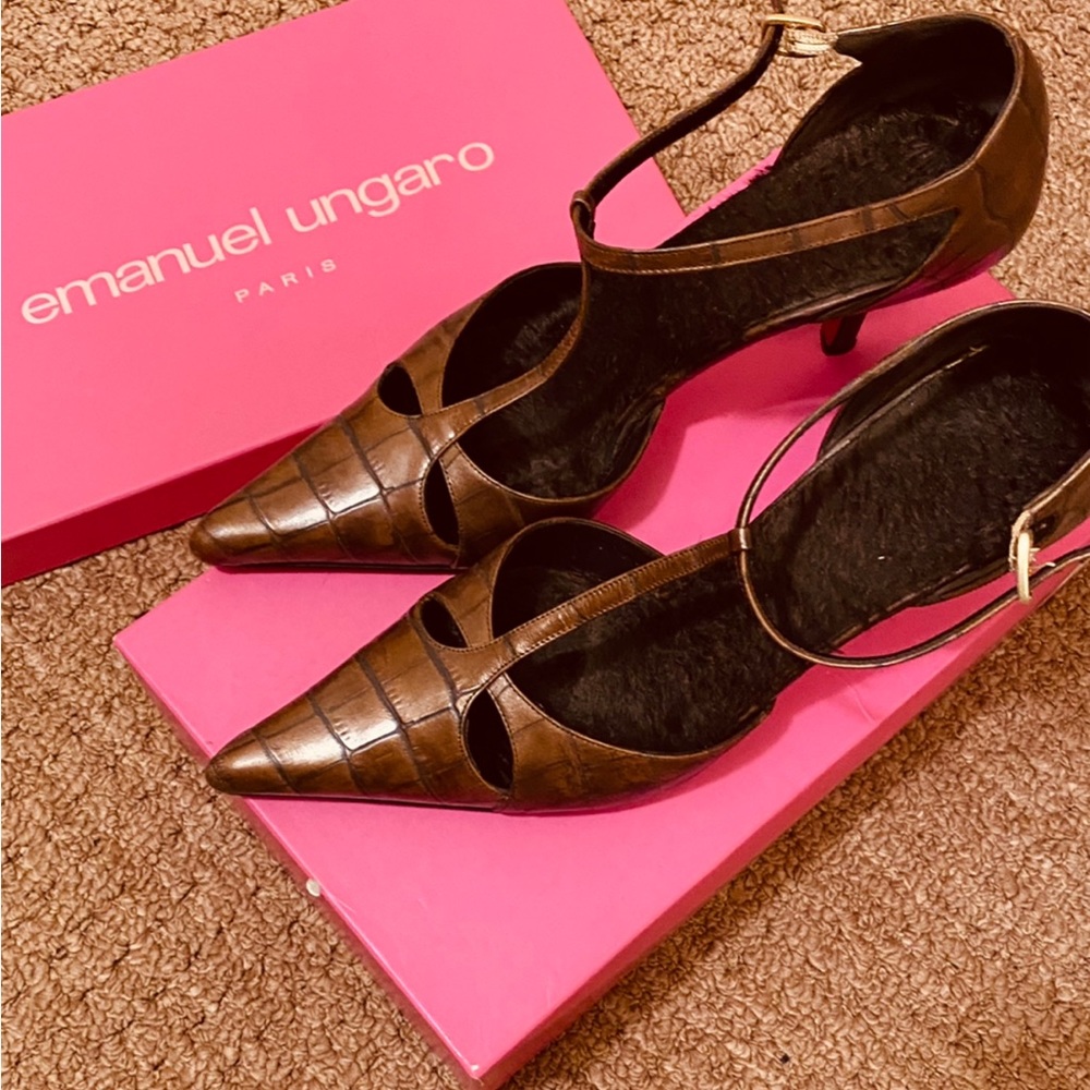 Good condition EMANUEL UNGARO Mary Jane style classic 3” shoes sz 8.5